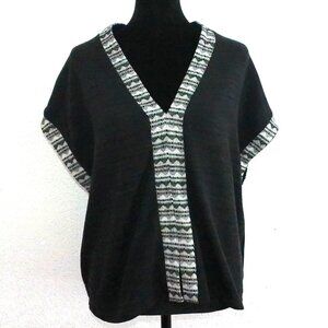 Ezra, Black V-neck shirt